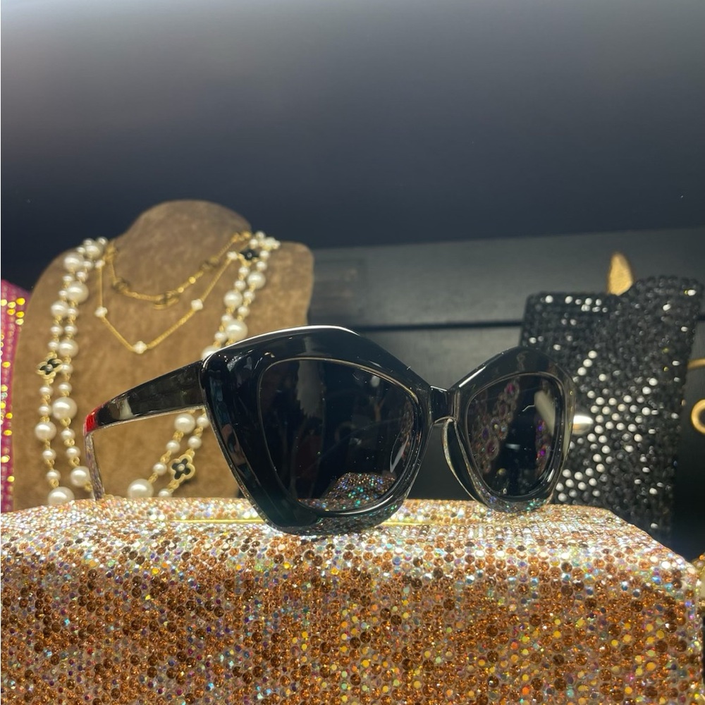 Elegant Black Sunglasses
